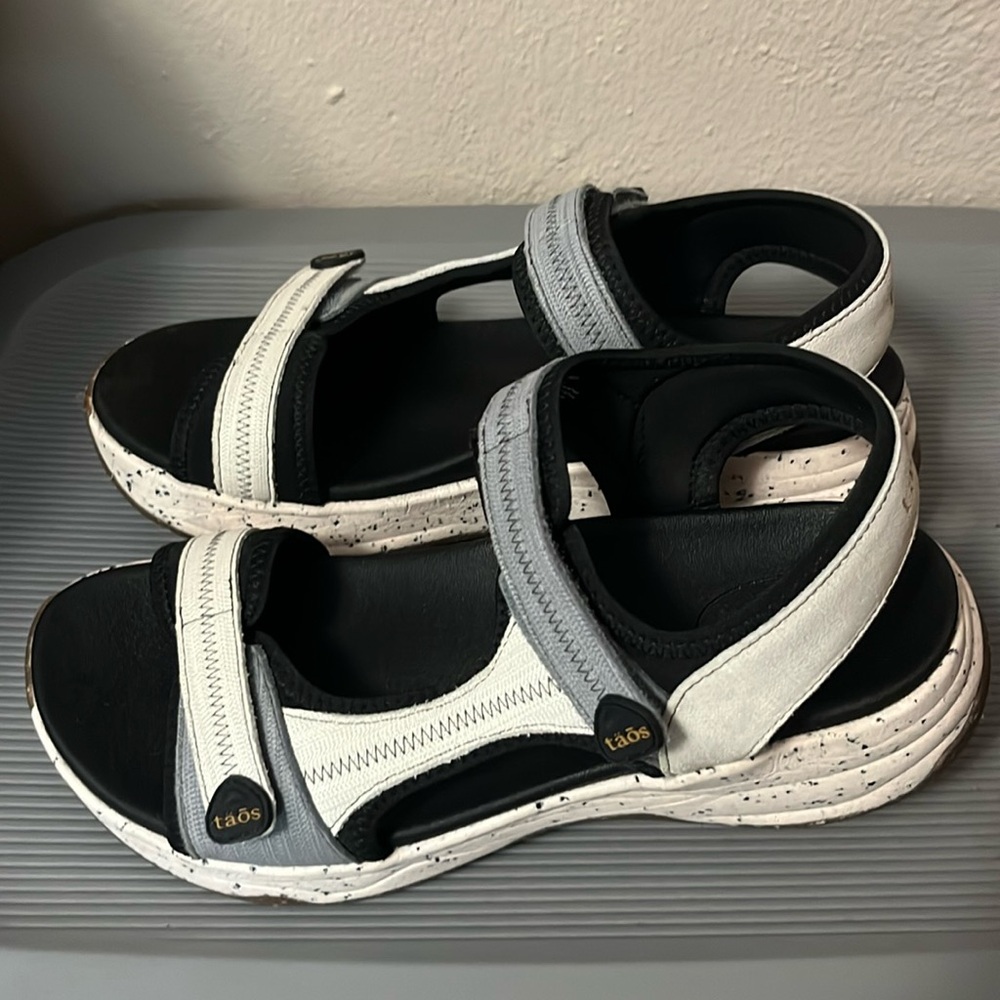 Taos - Super Side Dove Embossed — Worn once, Like New